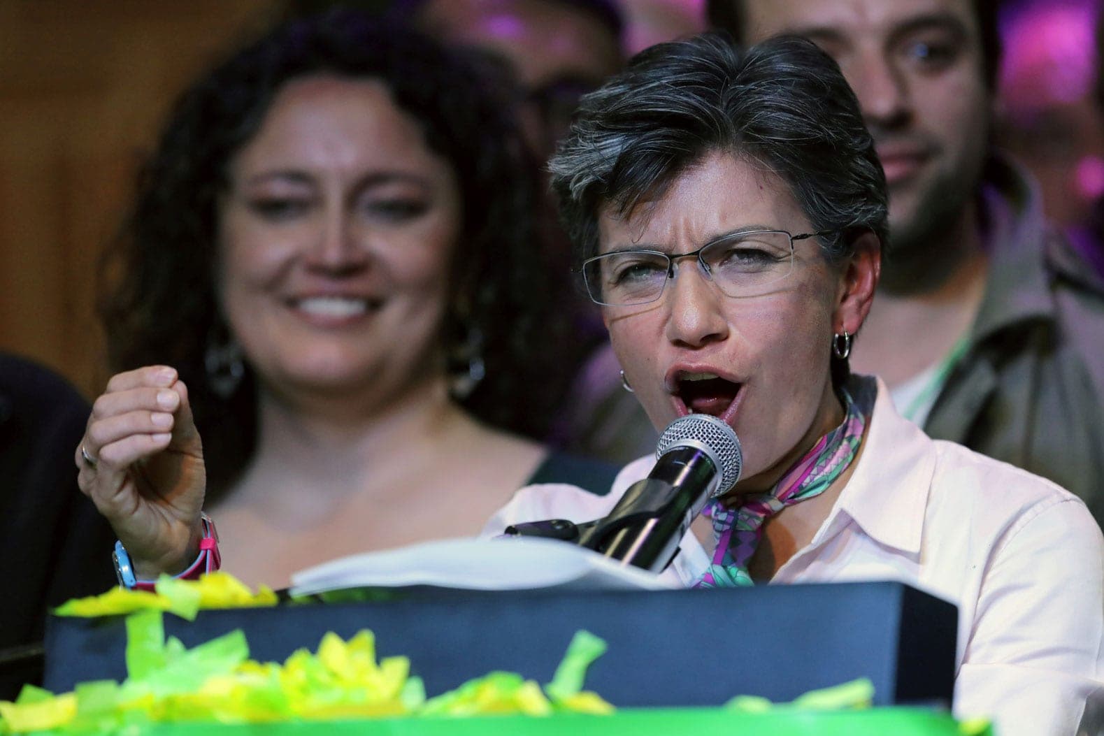 Claudia López celebra el resultado electoral que la deja como la primera mujer alcaldesa de Bogotá. FOTO: Reuters