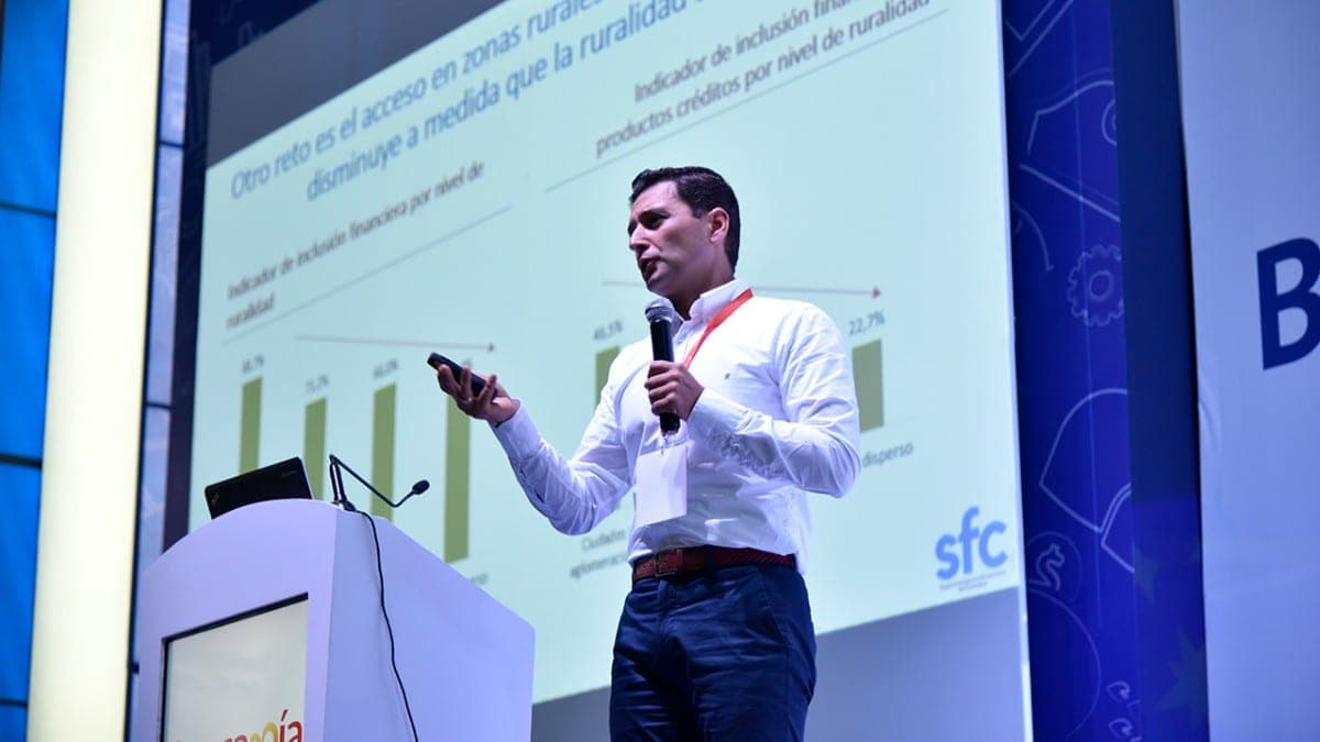 Jorge Castaño, superintendente financiero, derogó la circular de 2010 que prohibía el uso de dispositivos móviles en oficinas bancarias
