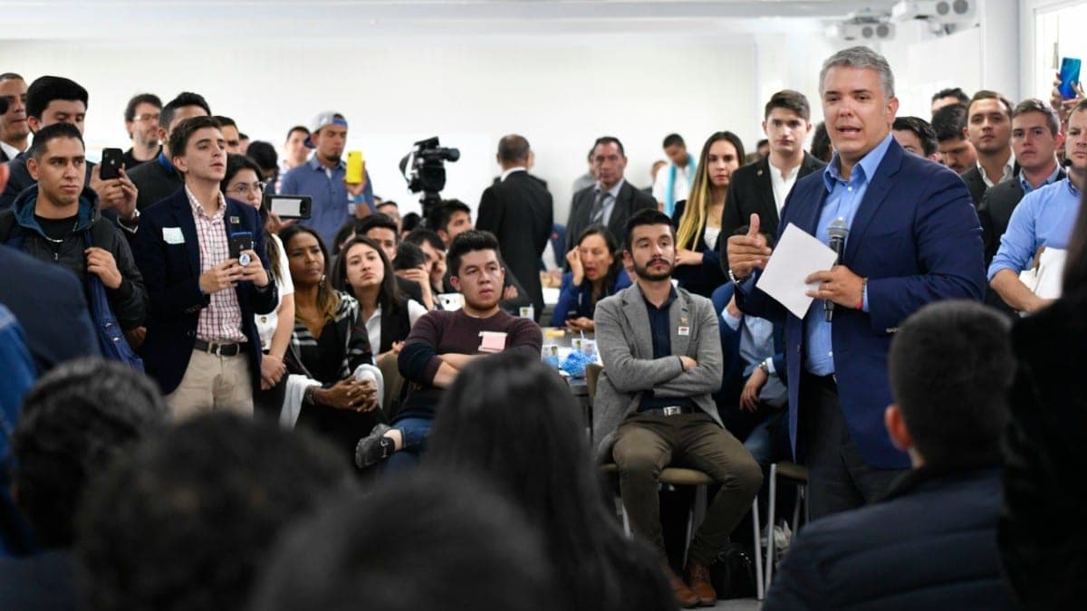 Duque con jóvenes