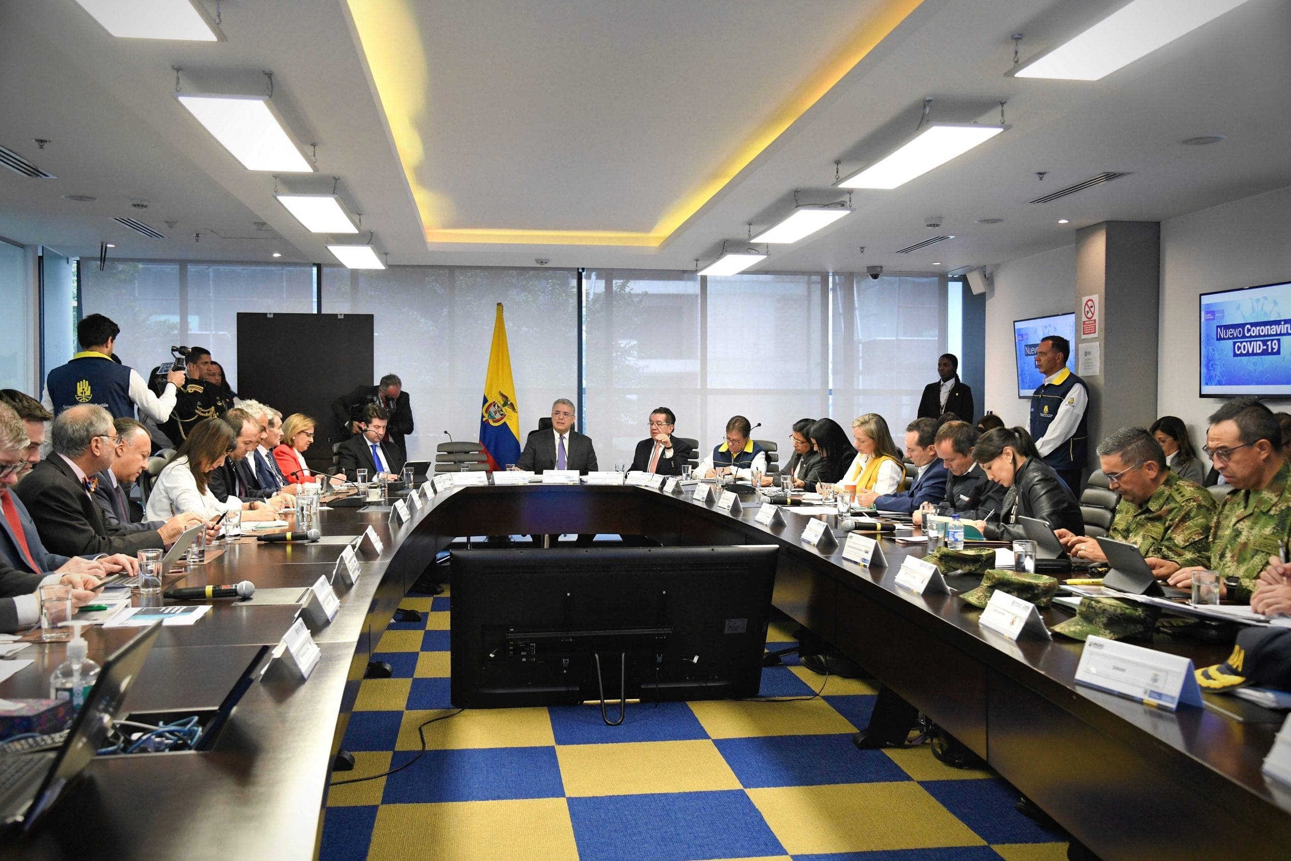 Presidente Duque reunido por emergencia del coronavirus