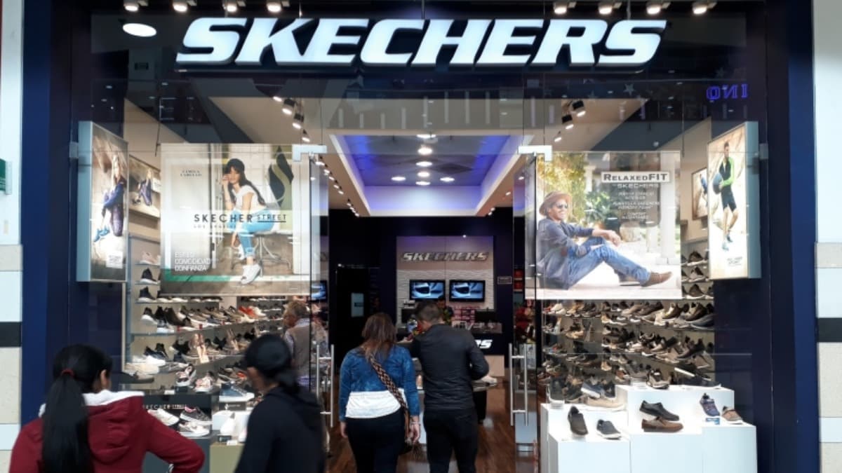 espejo de puerta principal escalera mecánica Con un nuevo centro de distribución, Skechers continúa su plan de expansión  en Colombia - Forbes Colombia