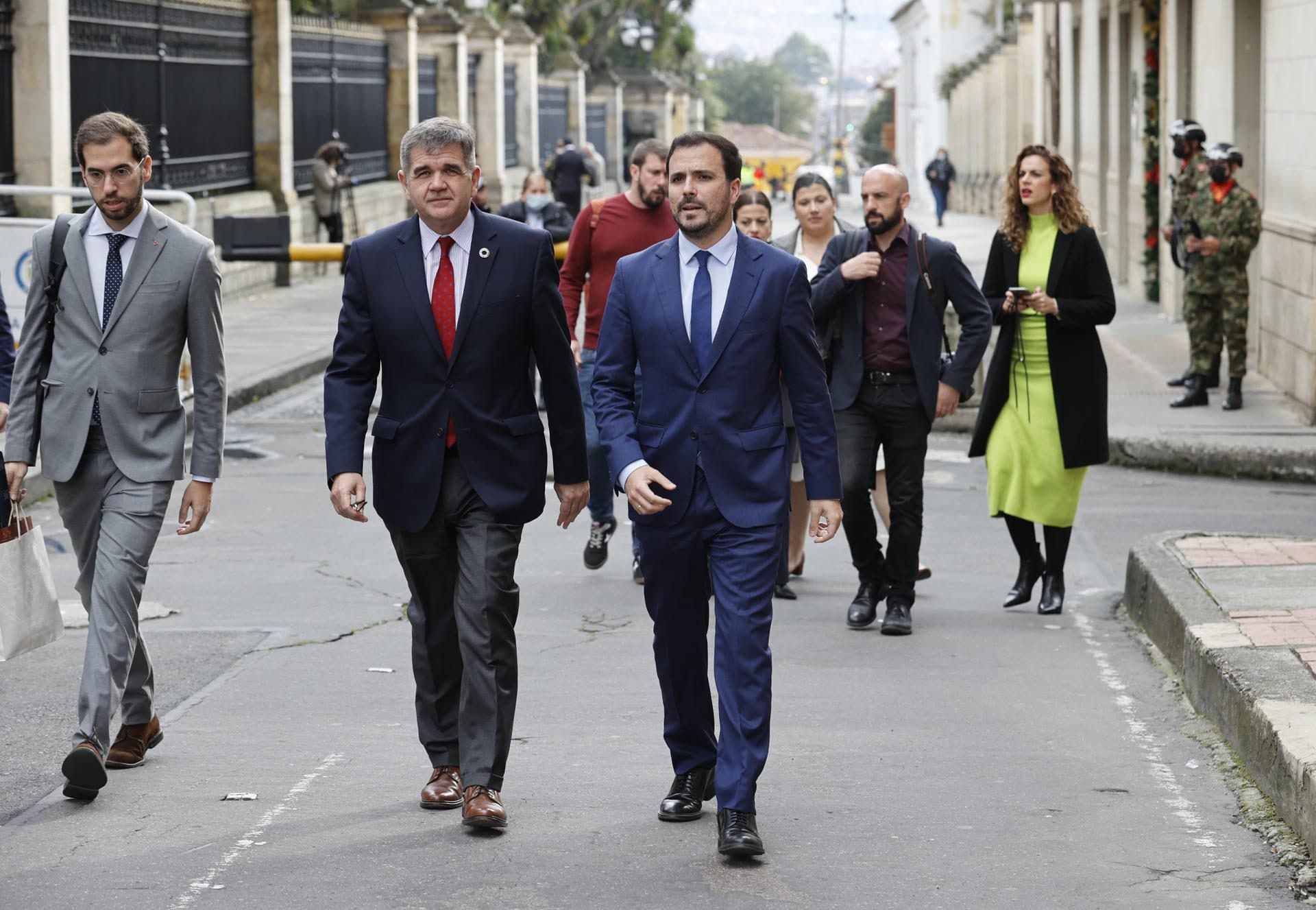 El ministro de Consumo del Gobierno de España, Alberto Garzón, camina hoy junto al embajador español en Colombia, Joaquín María de Arístegui (c-i), tras una reunión con las ministras colombianas de Trabajo, Gloria Inés Ramírez, y de Ambiente, Susana Muhammad, en Bogotá (Colombia). Garzón visitó Colombia para conocer "de primera mano" prácticas y las políticas que está emprendiendo el "Gobierno progresista", sobre todo en materia de hábitos de consumo saludable y de transición ecológica. EFE/ Mauricio Dueñas Castañeda