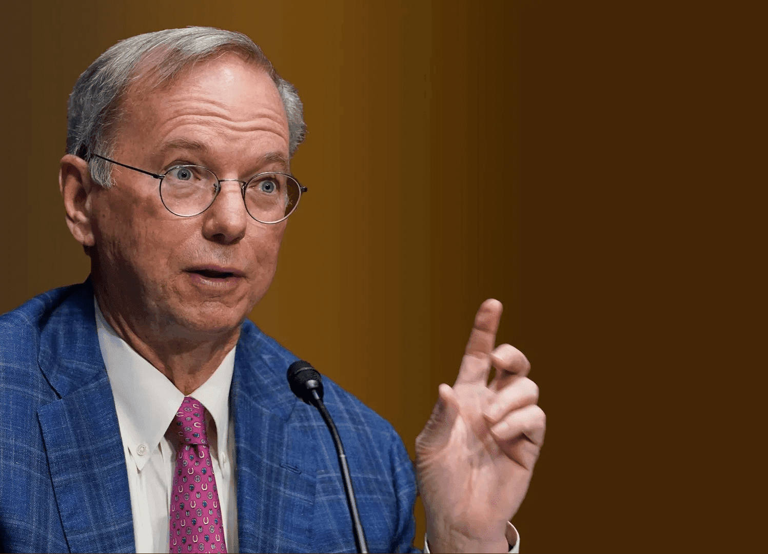 Eric Schmidt, exCEO de Google, con el dedo levantado