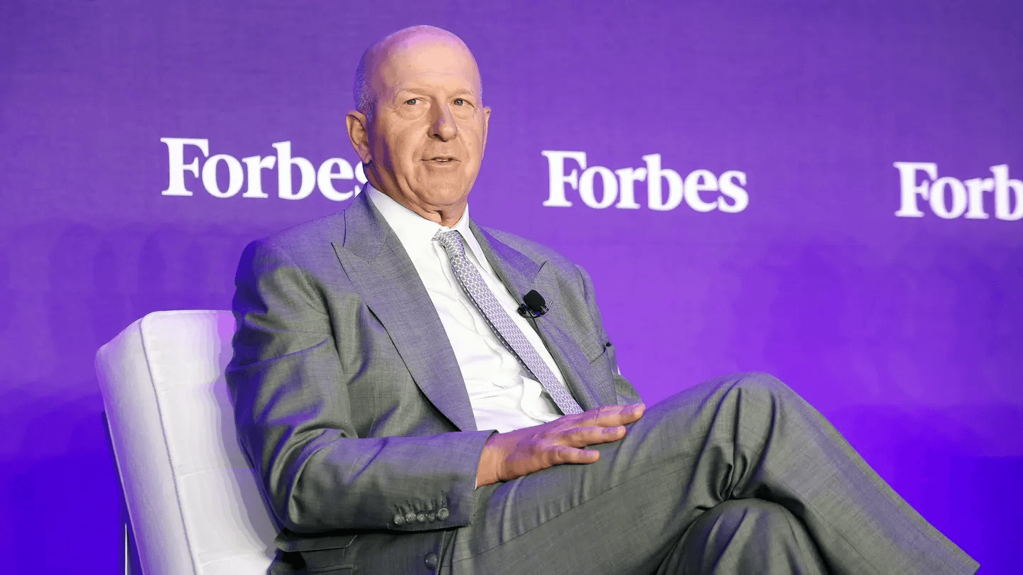 David Solomon sentado en un evento de Forbes