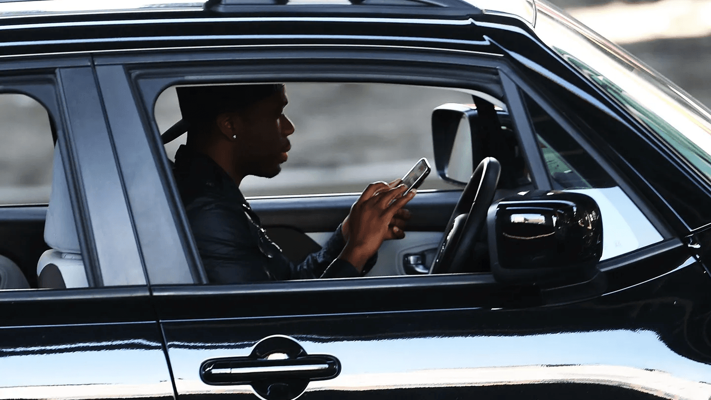 Conductores adolescentes pasan el 21% del tiempo con sus celulares, asegura nuevo estudio