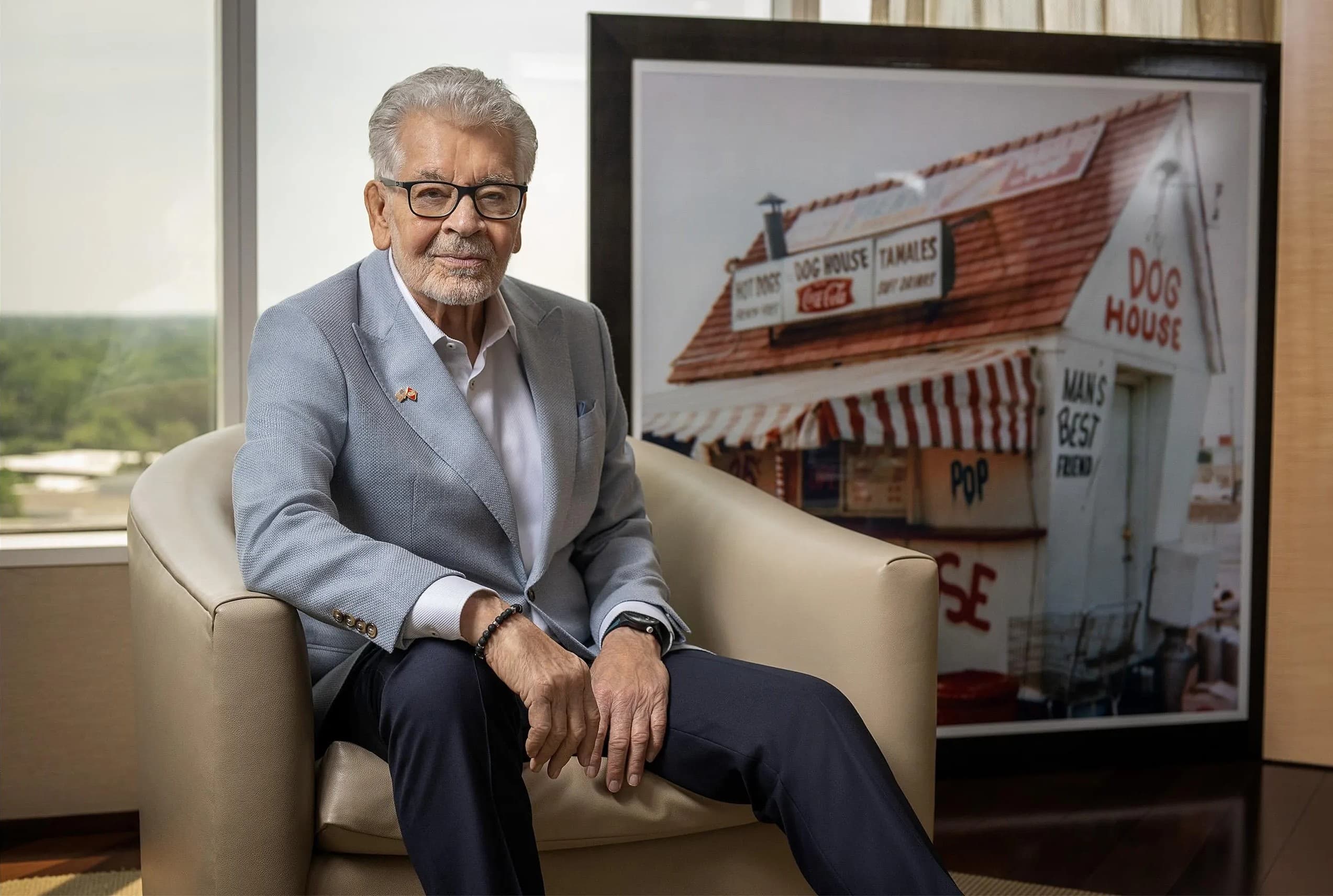 La razón por la que Portillo empezó a vender perritos calientes desde un remolque a principios de los años 1960 fue sencilla: después de años de trabajos menores, quería empezar algo propio y eso era lo que podía permitirse: "Simplemente no quería trabajar para nadie". Nate Ryan para Forbes