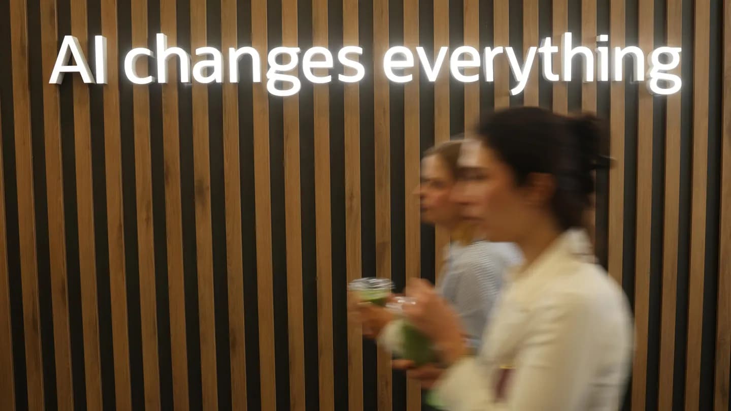 Según un informe, la inteligencia artificial fue la principal responsable de los despidos de marzo