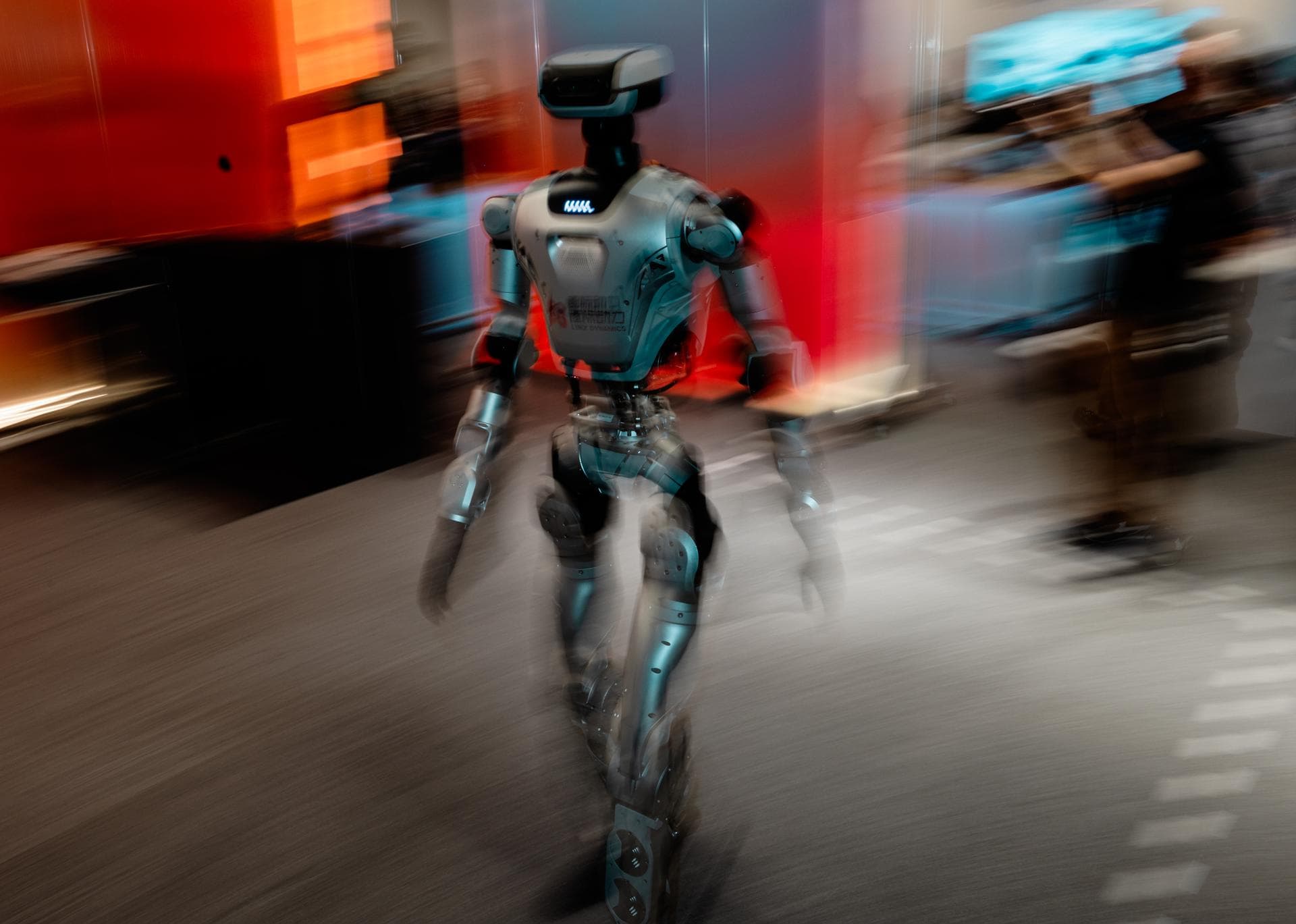 Robots humanoides rebajan casi dos horas tiempo del año pasado en la media maratón de Pekín