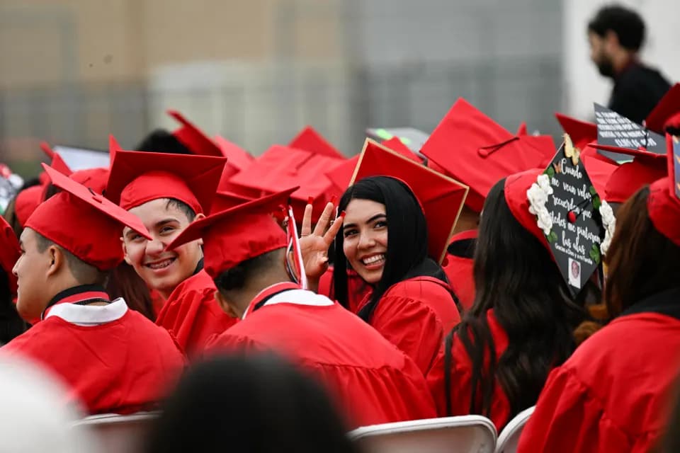 Cinco habilidades humanas que necesitan los recién graduados de secundaria en la era IA