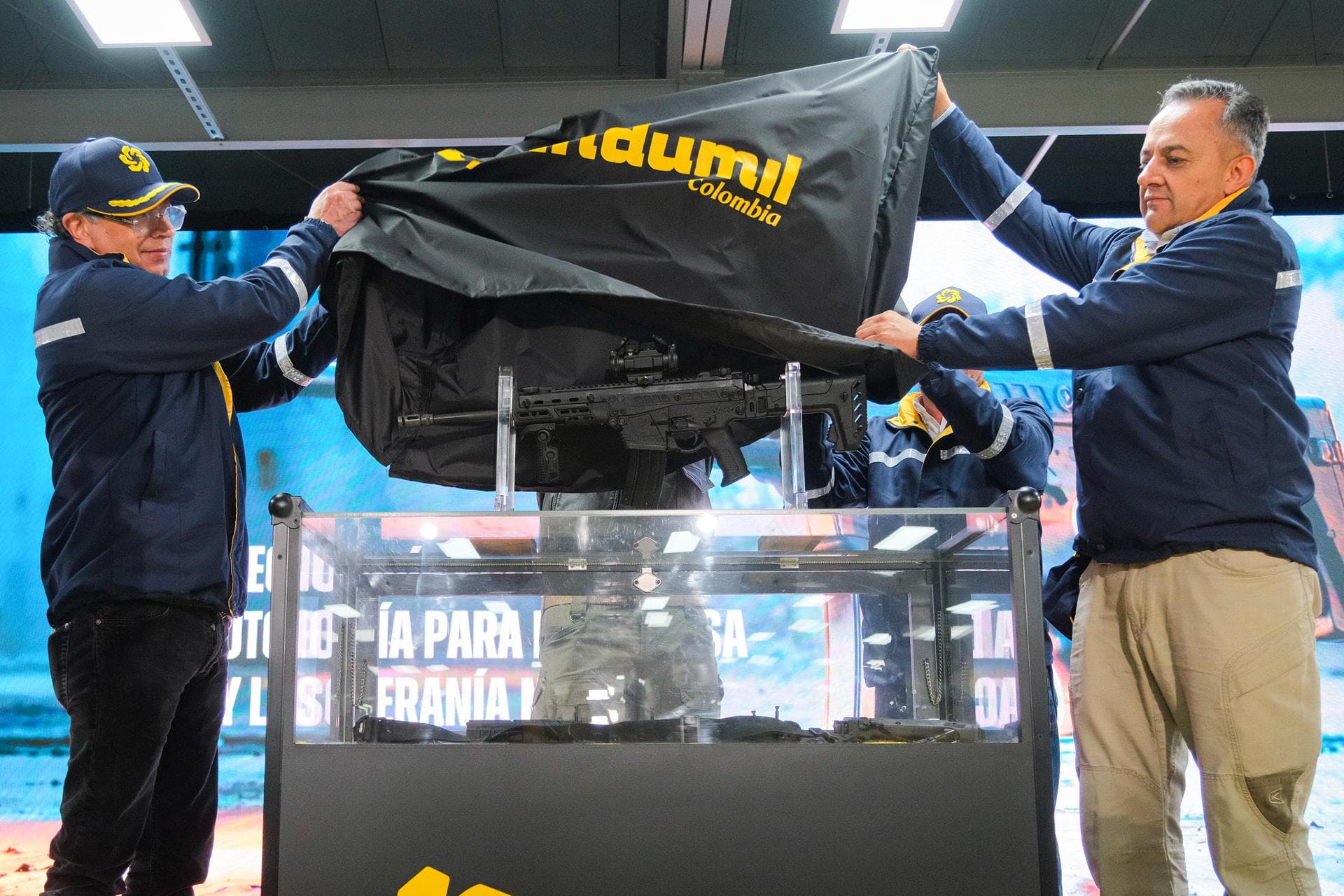 Petro presenta el fusil Jaguar y apuesta por una industria militar “hecha en Colombia”
