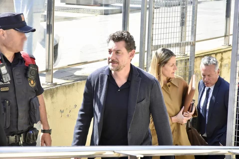 El hijo del multimillonario de Mango, señalado como posible asesino, tenía una “obsesión” con el dinero, según un juez