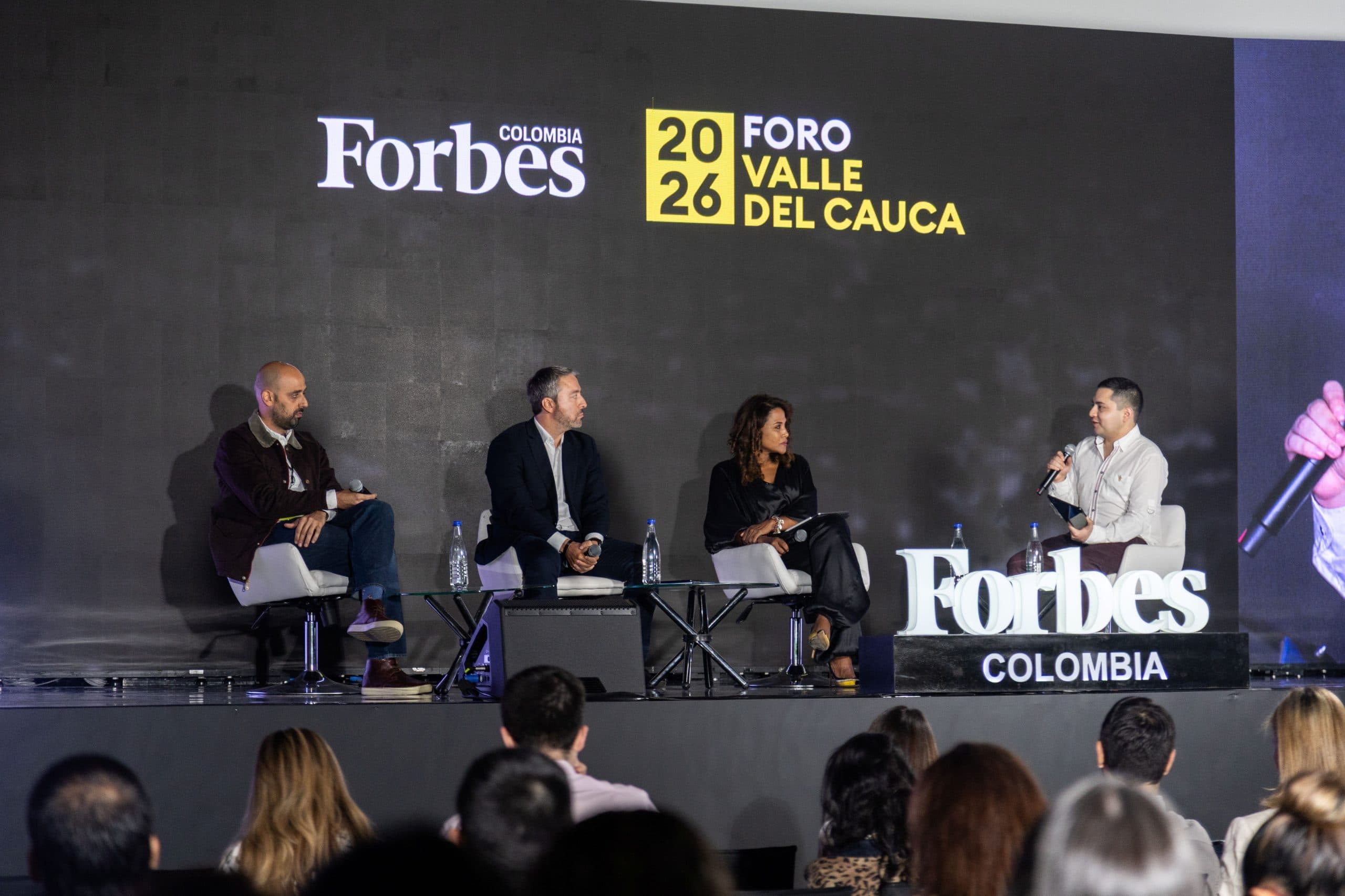 Mark Bitton, country manager para Colombia de Yango, Álvaro Rengifo Campo, presidente de Metro Cali, y Mábel Lara, asesora de la Secretaría de Desarrollo Económico y Turismo de Cali