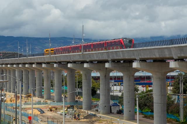 Primer tren del Metro de Bogotá ya hizo prueba sobre el viaducto