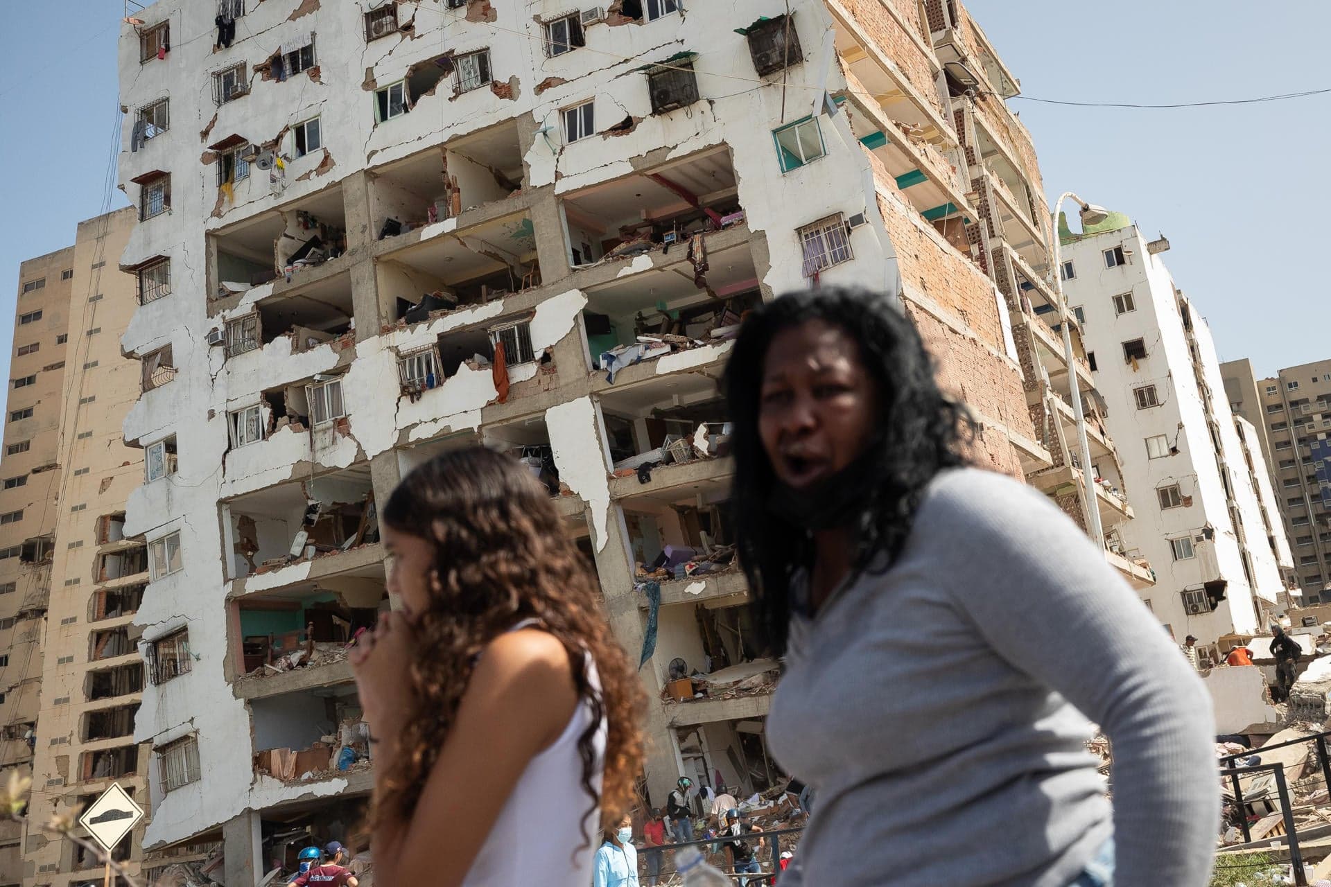 Venezuela eleva a 920 los muertos por doble terremoto; aumentan los saqueos en La Guaira