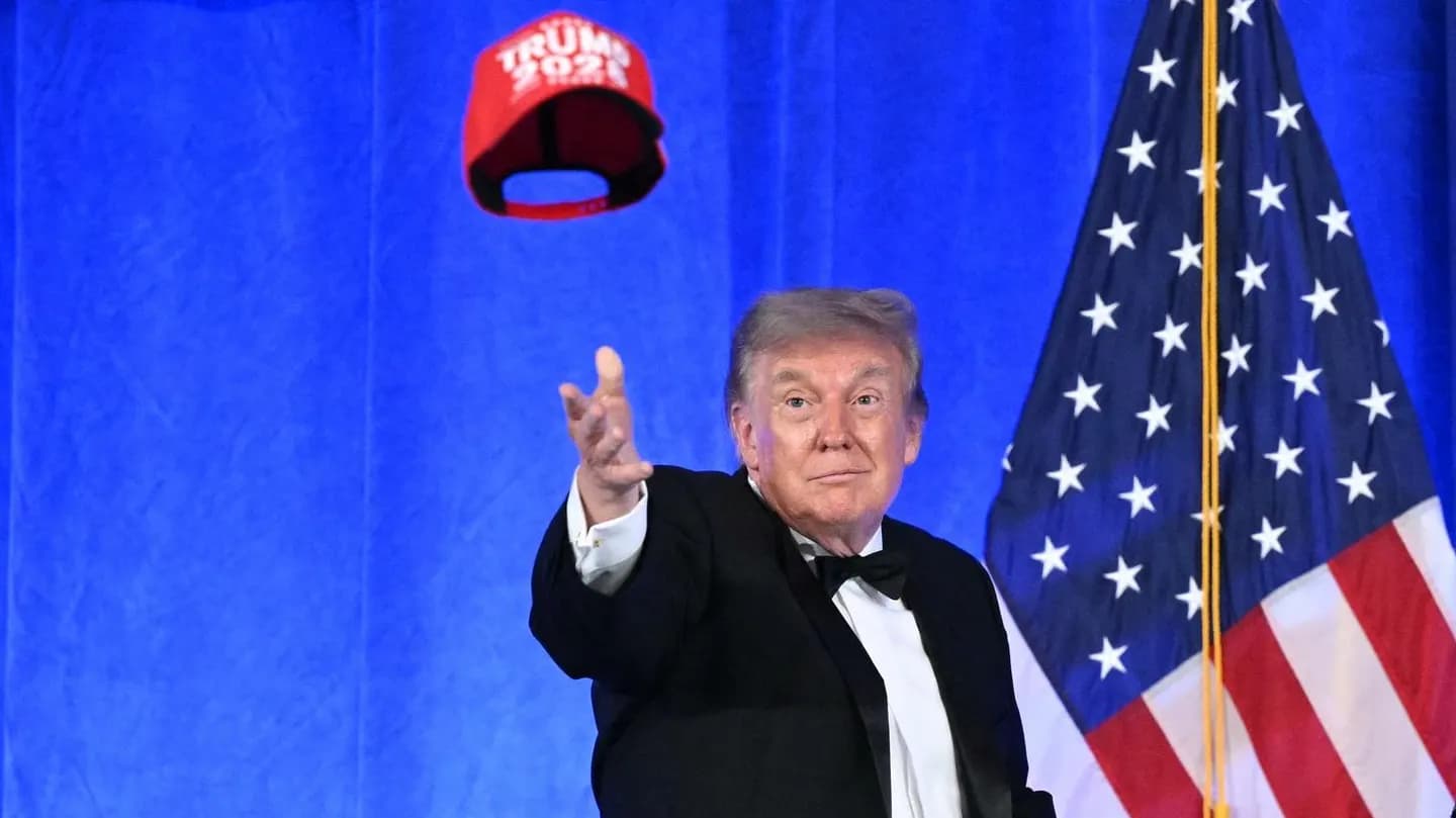 Trump comparte decenas de imágenes generadas con IA y vuelve a insinuar una candidatura para 2028