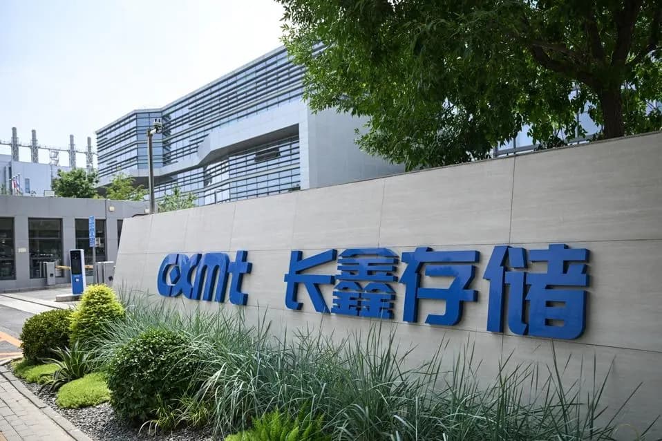 Fabricante de chips cortejado por Apple se dispara en su debut bursátil y brevemente se convierte en la compañía más valiosa de China