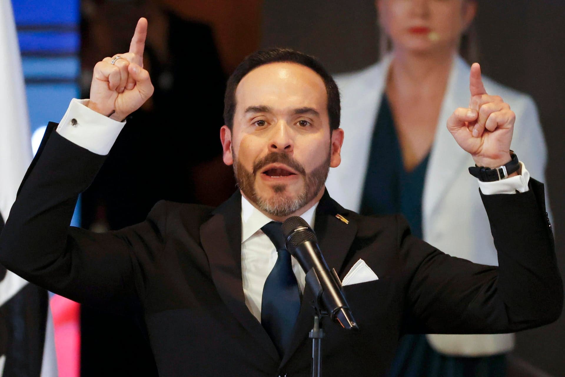 De la Espriella busca refinanciar la deuda pública y envía a su ministro a Washington