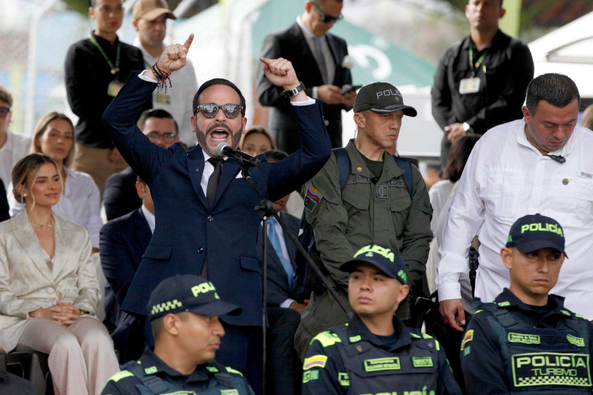 De la Espriella encabeza el desfile militar en Medellín