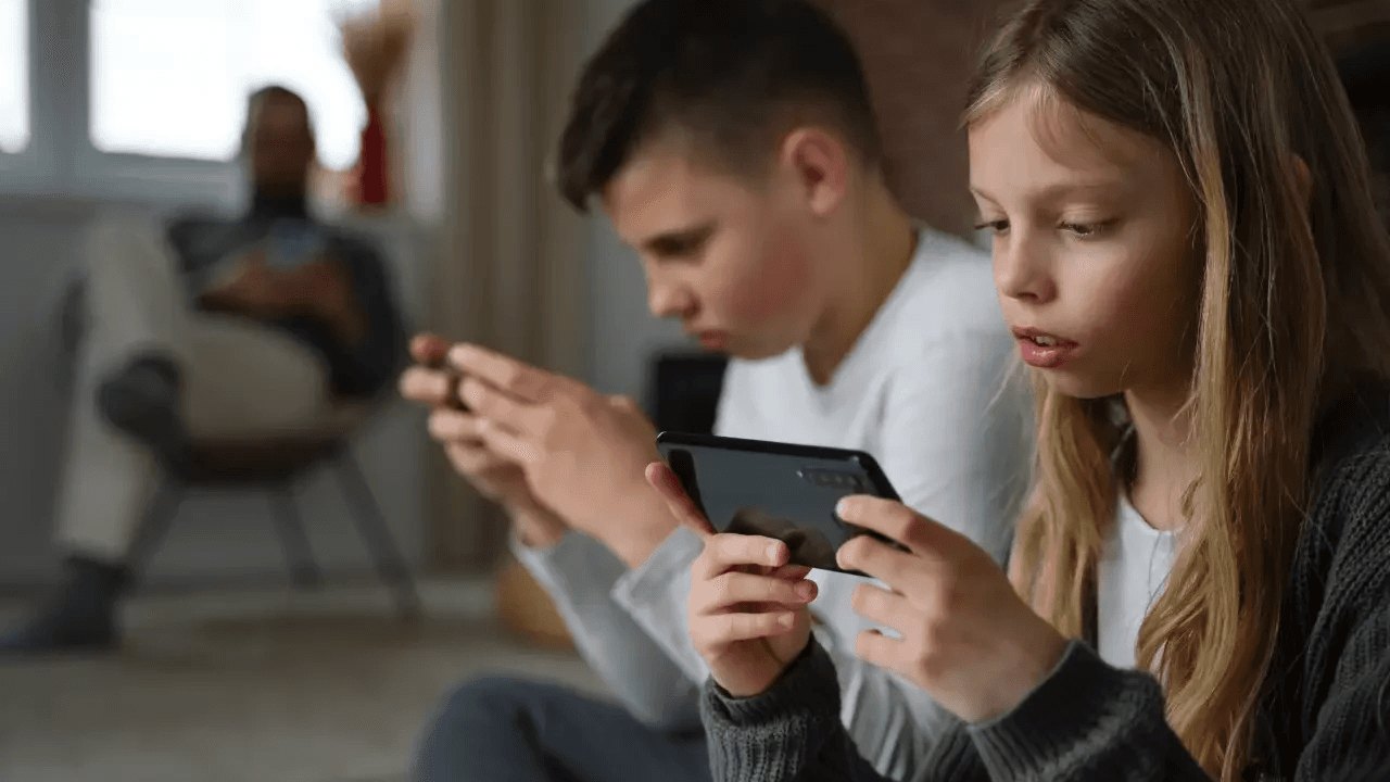 Adolescentes de Reino Unido reportan mejoras en sueño y bienestar bajo restricciones a redes sociales, según estudio