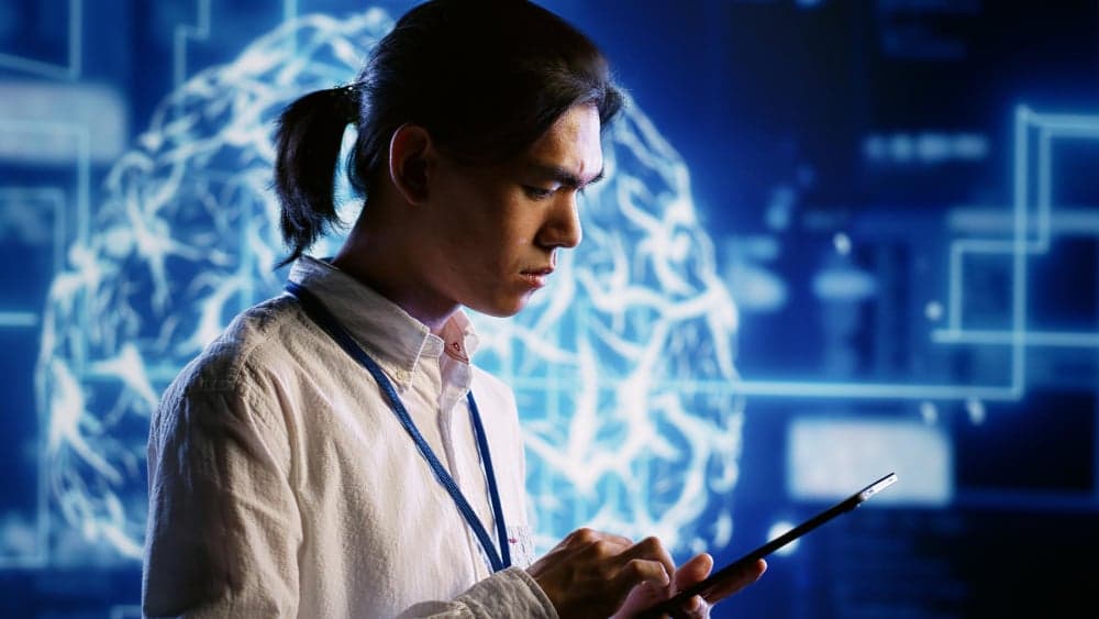 ¿Qué es ‘shadow AI’ y por qué el mejor empleado será el que supere este fenómeno?