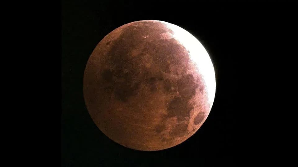 #En fotos | Un eclipse casi total de “luna de sangre” sorprende con su gran belleza
