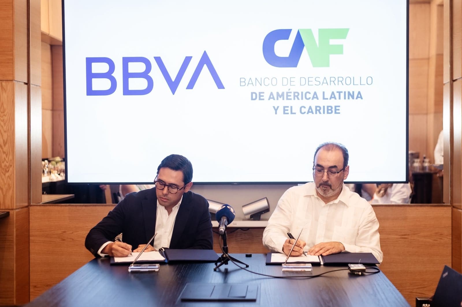 Para financiar la reconstrucción en Colombia, CAF aumentó a US$200 millones su línea de crédito a BBVA