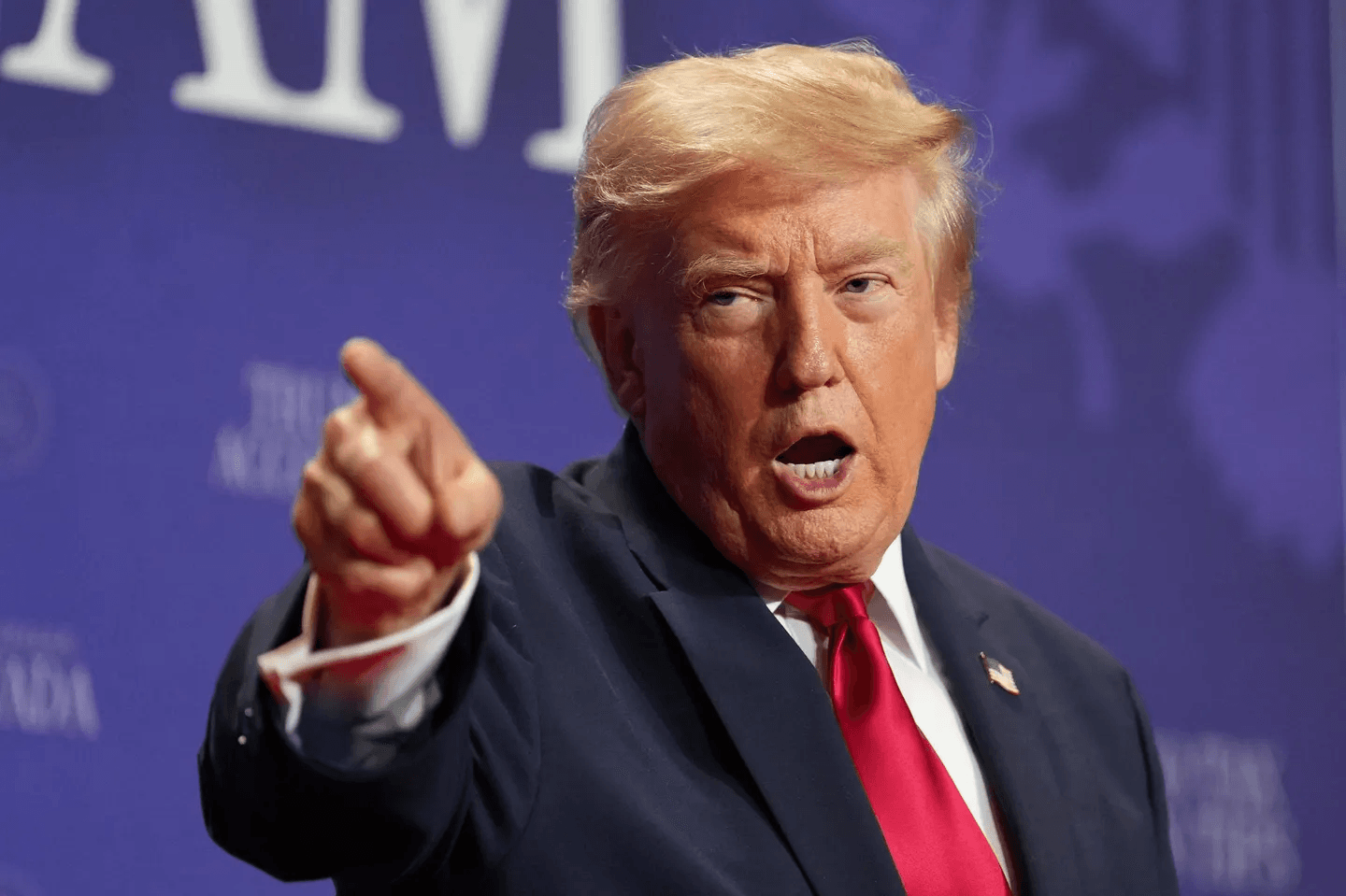 El peinado de Trump durante su discurso en Las Vegas desata una intensa especulación en línea sobre un posible cambio de imagen