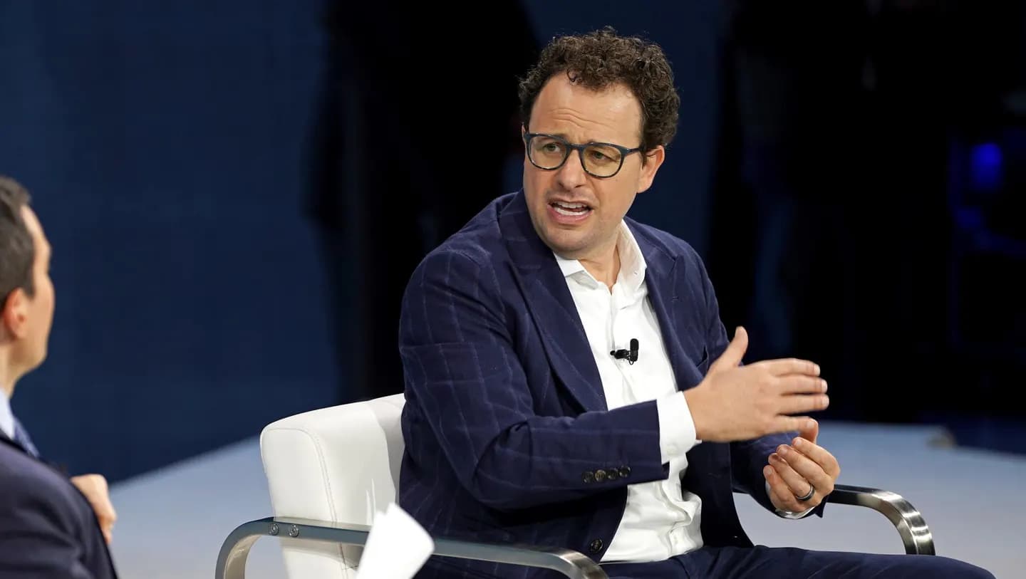 El multimillonario CEO de Anthropic pide ralentizar el desarrollo de la IA avanzada