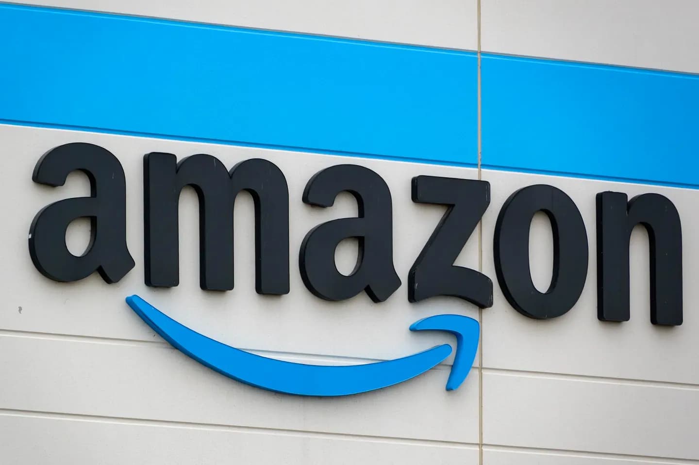 Presentan demanda contra Amazon por presunta manipulación de precios de la publicidad