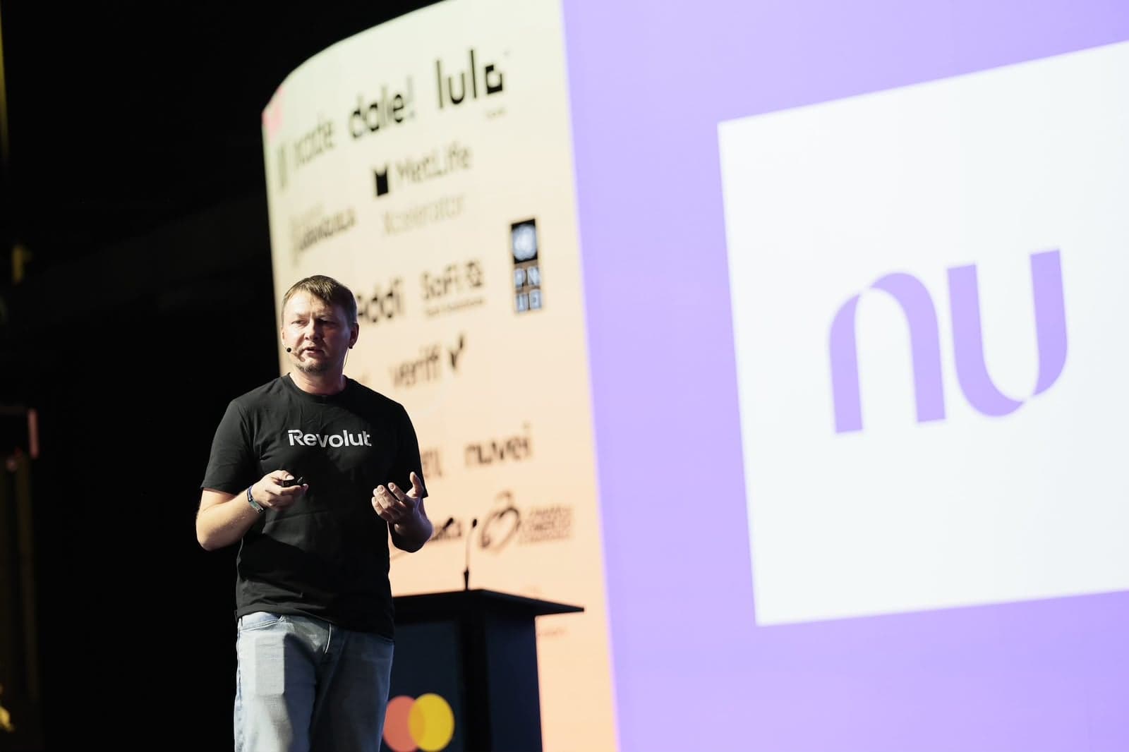 ¿Revolut o NU? Así se pone la guerra por el cliente financiero en Colombia