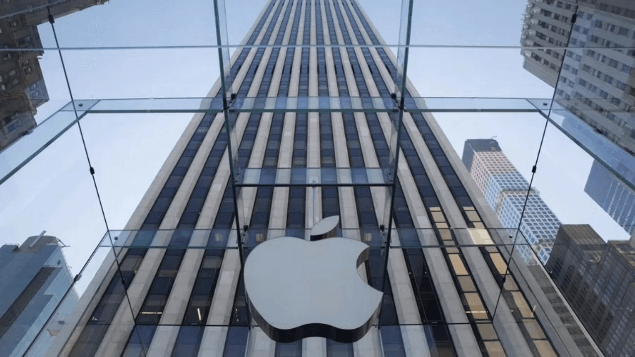 John Ternus debuta como CEO de Apple con el inicio de comercialización del iPhone 18 Pro en Nueva York