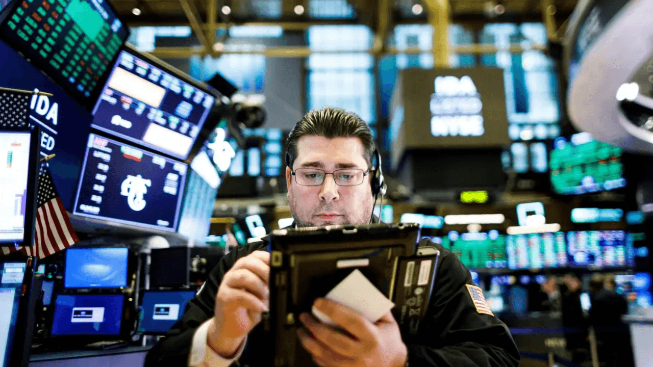Acciones de IA suben en Wall Street mientras el petróleo cae y los rendimientos del Tesoro caen
