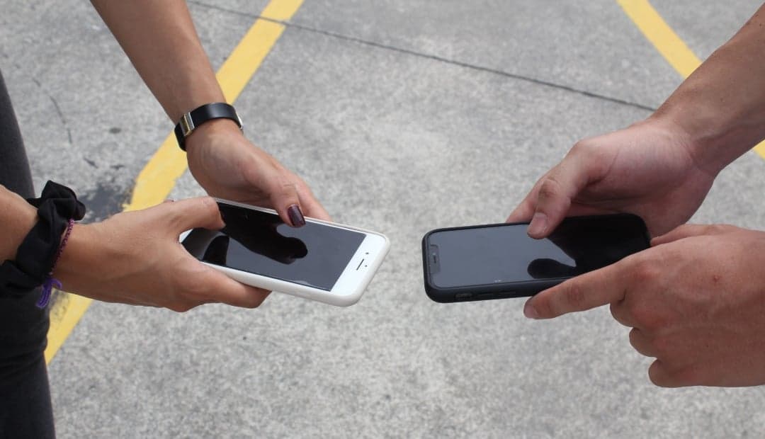 Bogotá limita el uso de celulares en colegios: así funcionará la nueva regla