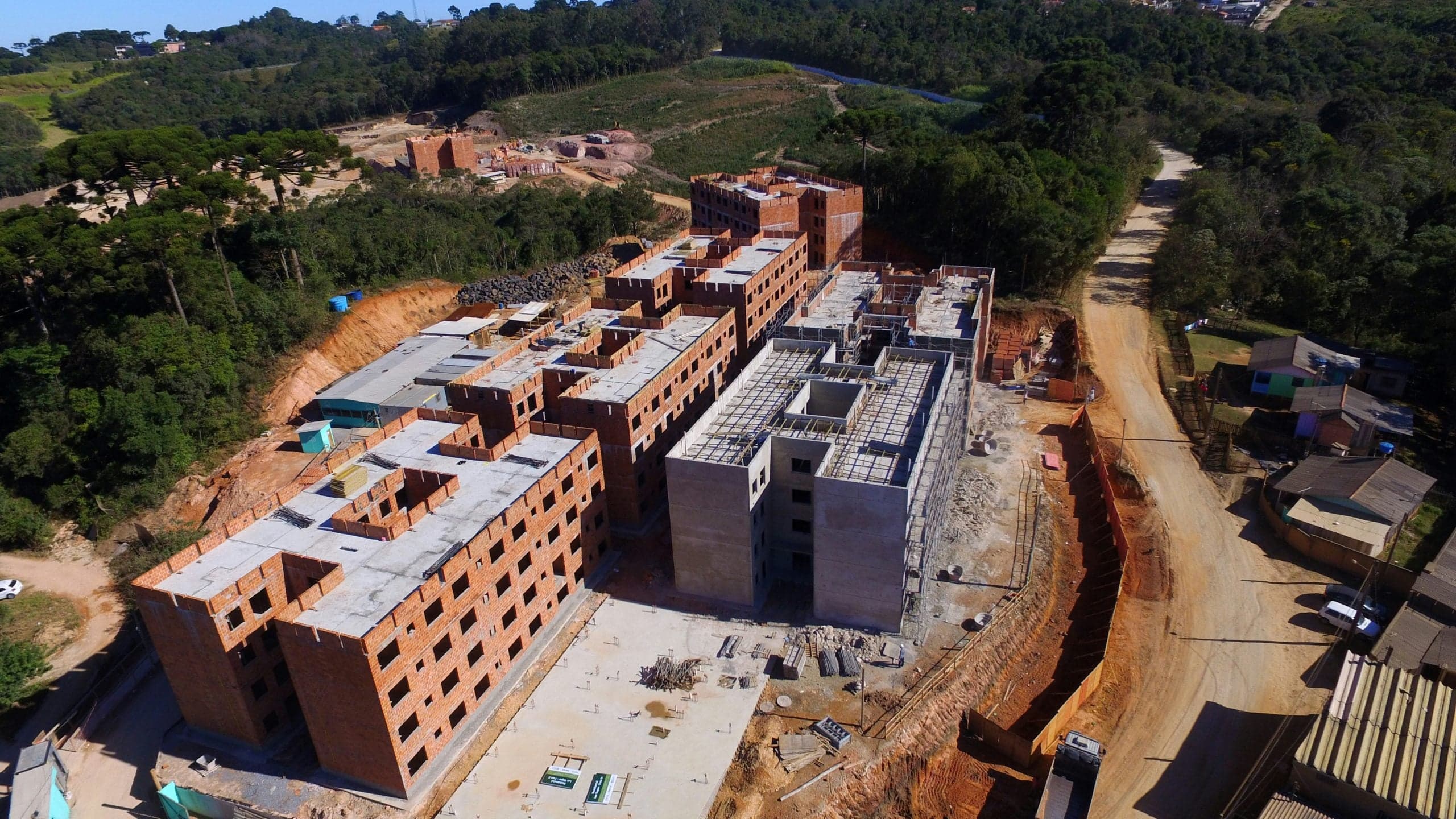 El reto de reconstruir Colombia ¿Por qué la formación técnica en autoconstrucción es la clave tras la emergencia?