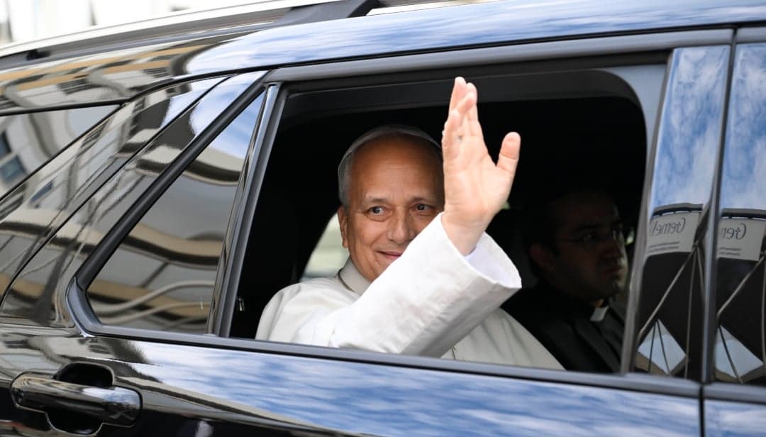 León XIV regresa al Vaticano tras recibir el alta por un cáncer de pulmón