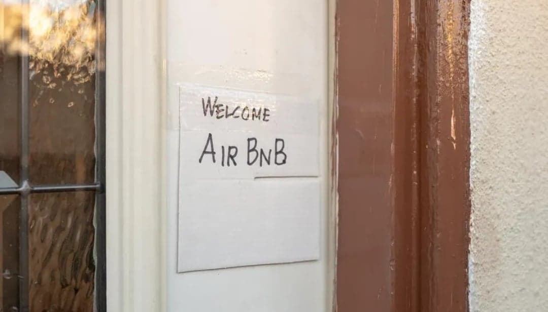 Airbnb enfrenta críticas por las reglas excesivas de sus anfitriones, mientras el negocio sigue creciendo