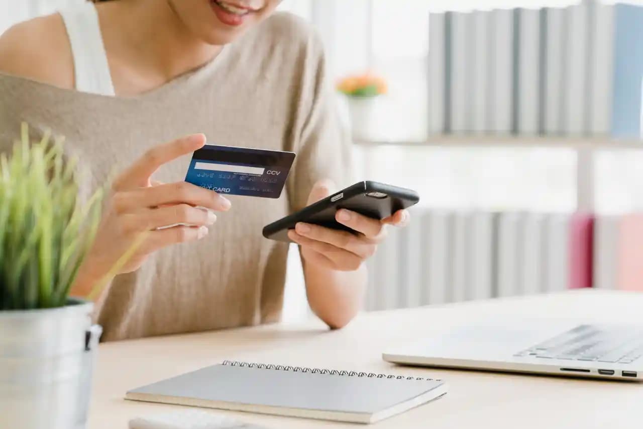 Generación Z recurre a recompensas de tarjetas de crédito para compensar gastos cotidianos