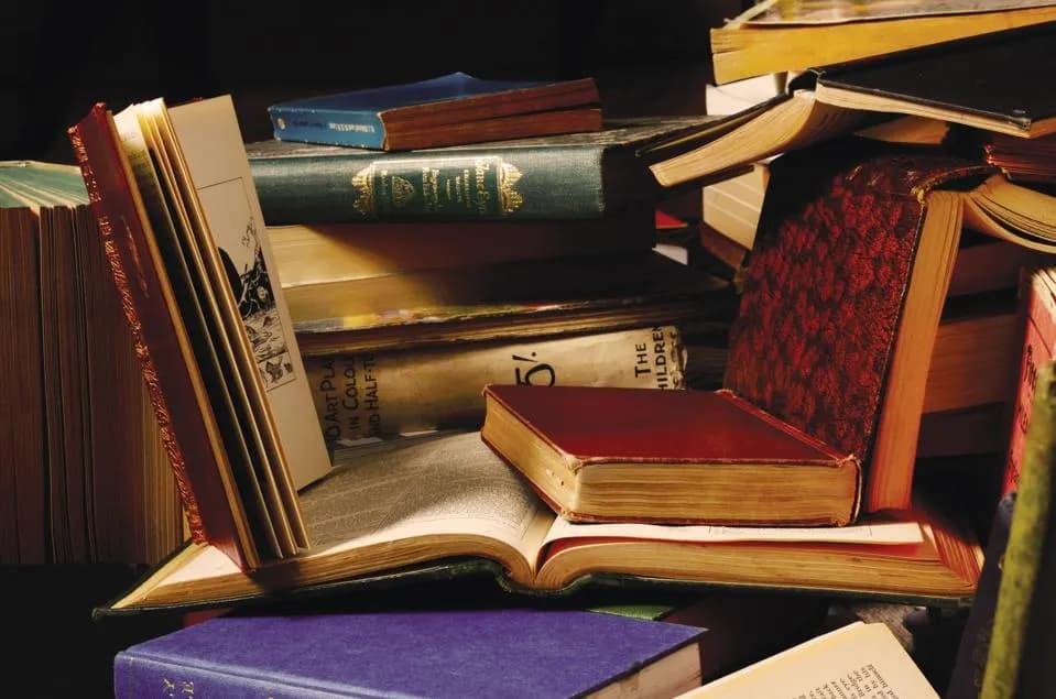 Una pila de libros antiguos encuadernados en cuero. Futuro vía Getty Images